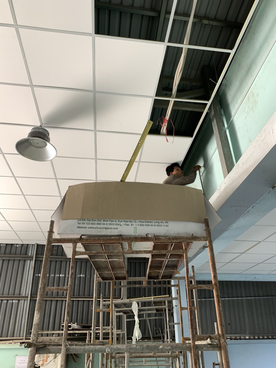 Nói về trần cách nhiệt, chống nóng mà chi phí tiết kiệm thì nhắc ngay đến trần thả thạch cao. Nhưng trên thị trường hiện nay, có rất nhiều loại trần cách nhiệt 