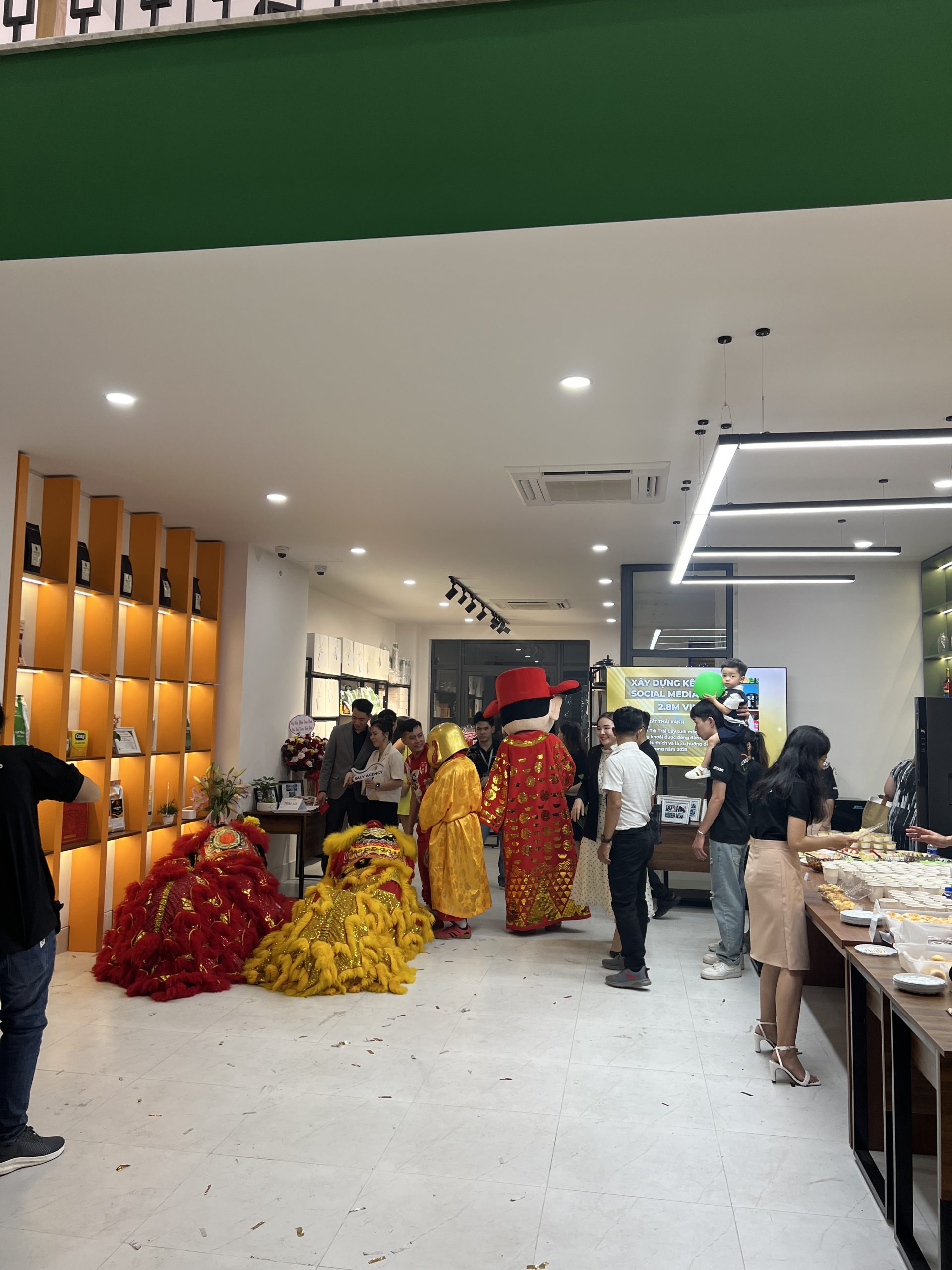vach-trang-tri-thach-cao, lam-vach-trang-tri-gia-re, lam-phong-live-stream, decor-phong-live-stream, vach-trang-tri-quay-bar,